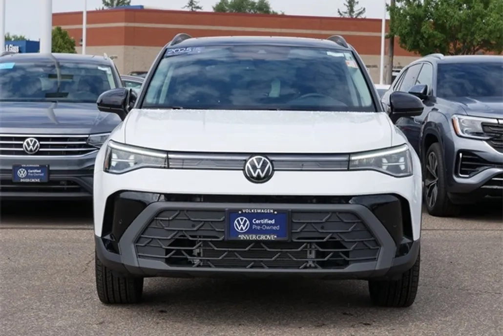 2025 Volkswagen Taos SE photo 1