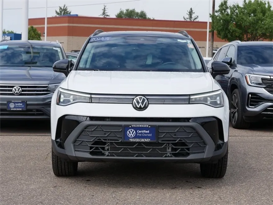 2025 Volkswagen Taos SE photo 1
