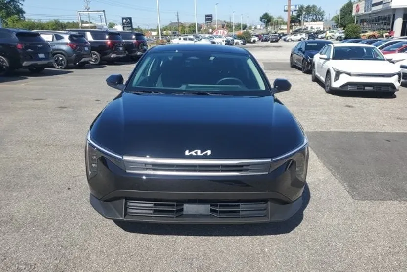 2025 Kia K4 LXS photo 1