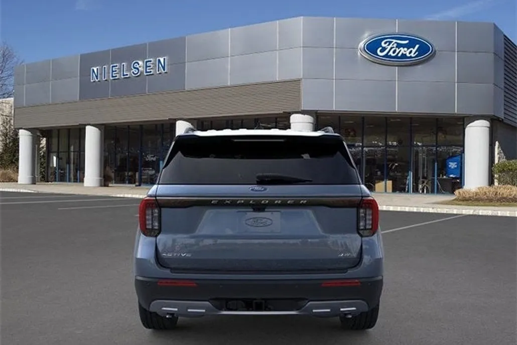 2025 Ford Explorer photo 1