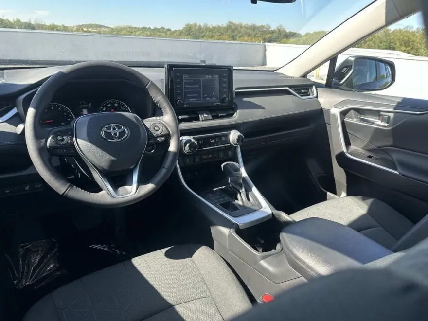 2022 Toyota RAV4 XLE photo 1
