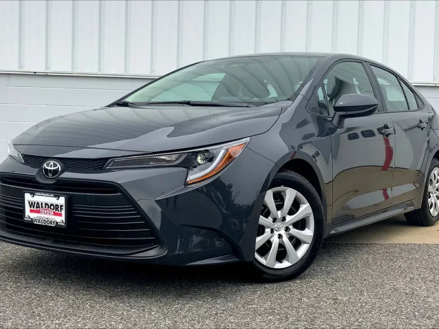 2025 Toyota Corolla LE photo 1