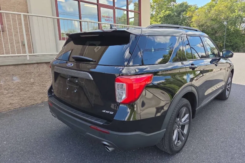 2022 Ford Explorer XLT photo 1