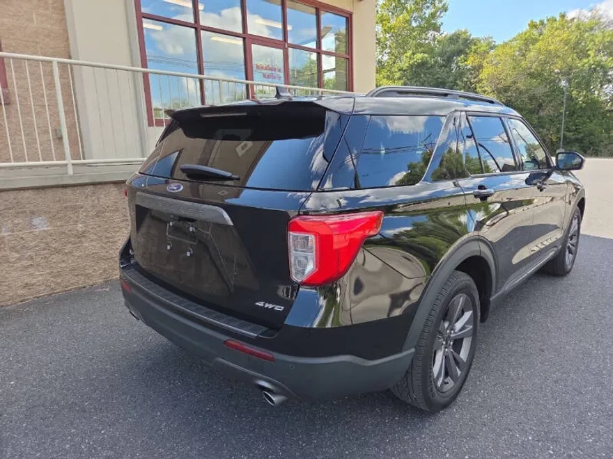 2022 Ford Explorer XLT photo 1