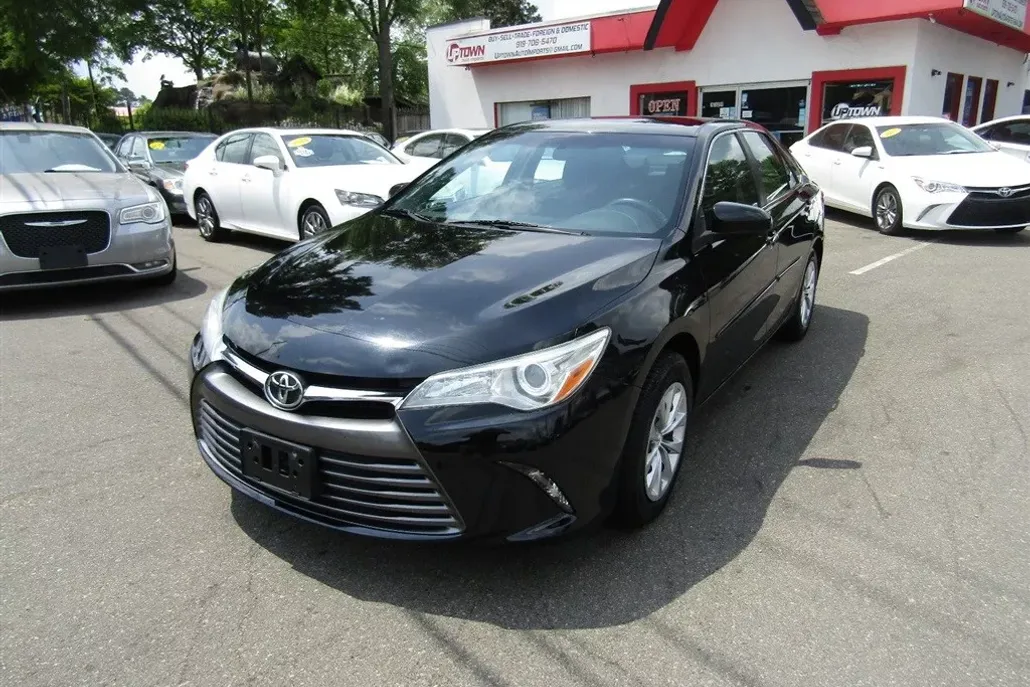 2016 Toyota Camry LE photo 1