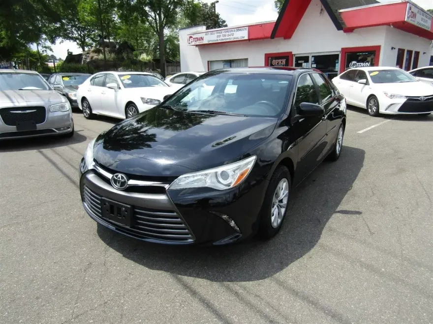 2016 Toyota Camry LE photo 1
