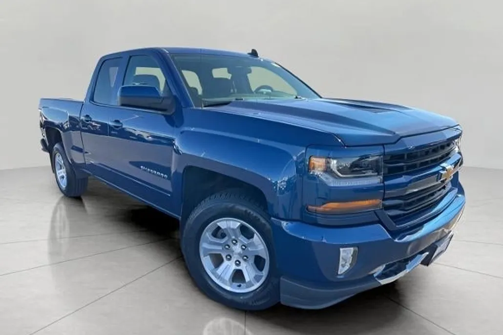 2018 Chevrolet Silverado LT photo 1