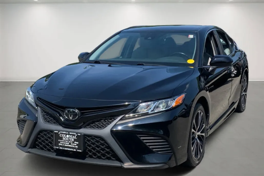 2020 Toyota Camry SE photo 1