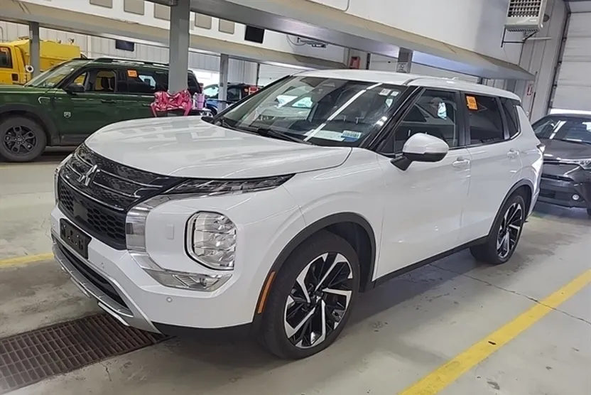 2022 Mitsubishi Outlander SE photo 1