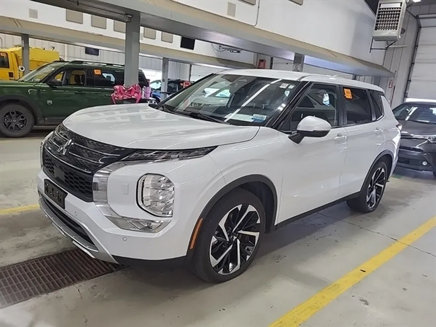 2022 Mitsubishi Outlander SE photo 1