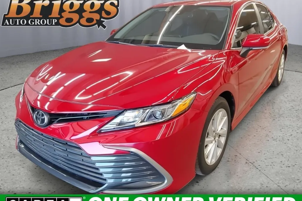 2023 Toyota Camry LE photo 1