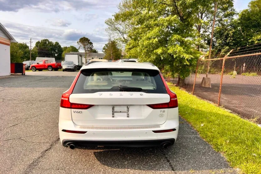 2020 Volvo V60 T5 Momentum photo 1