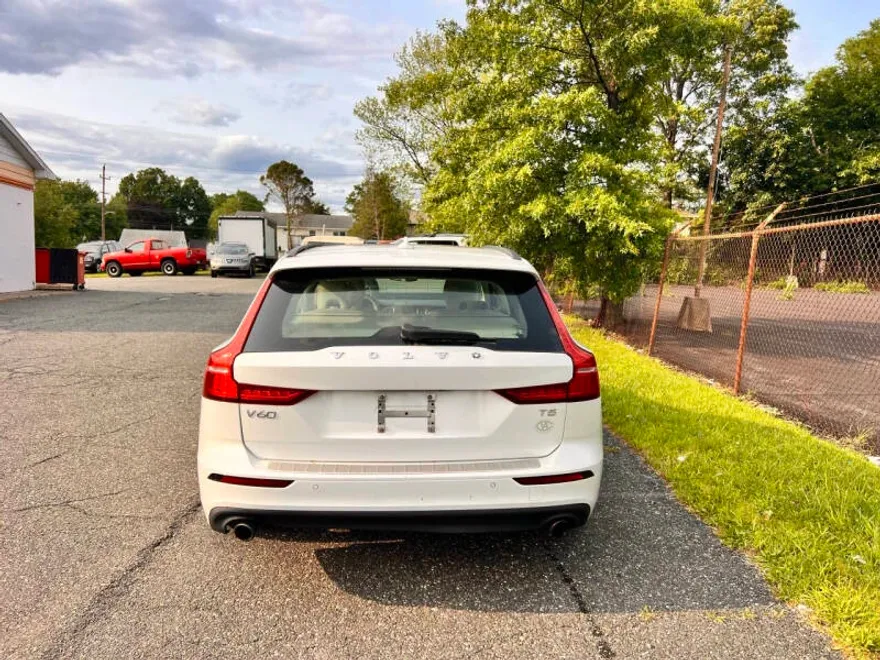2020 Volvo V60 T5 Momentum photo 1