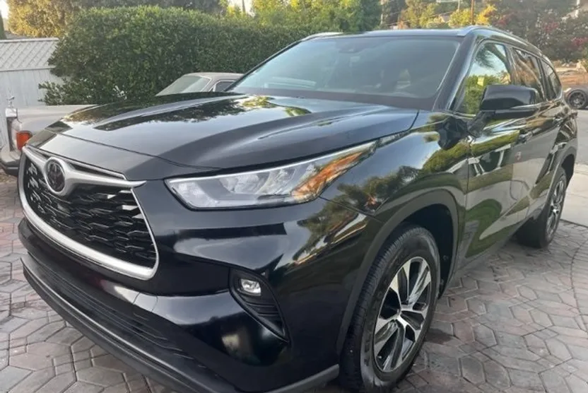 2020 Toyota Highlander XLE photo 1