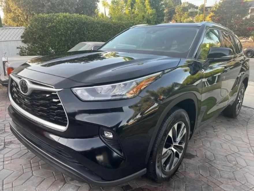 2020 Toyota Highlander XLE photo 1
