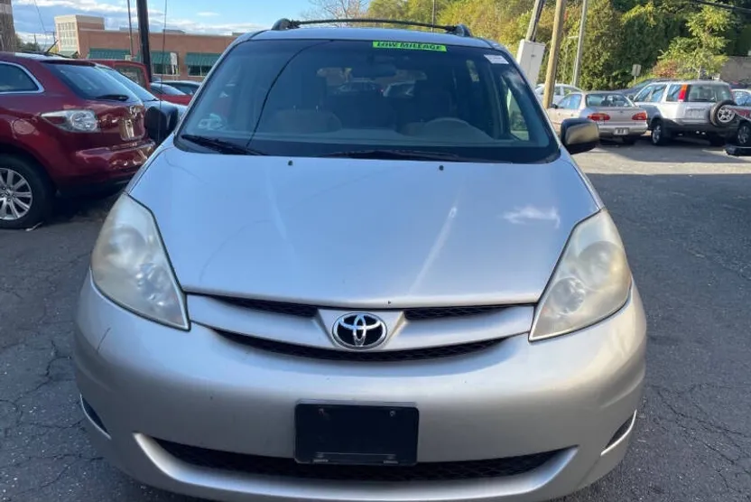 2007 Toyota Sienna LE photo 1