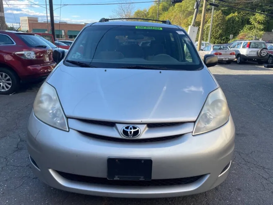 2007 Toyota Sienna LE photo 1