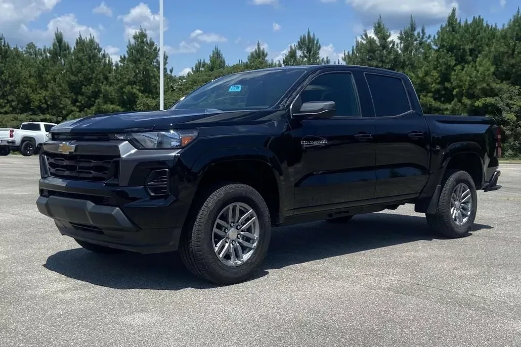 2025 Chevrolet Colorado Work Truck LT photo 1