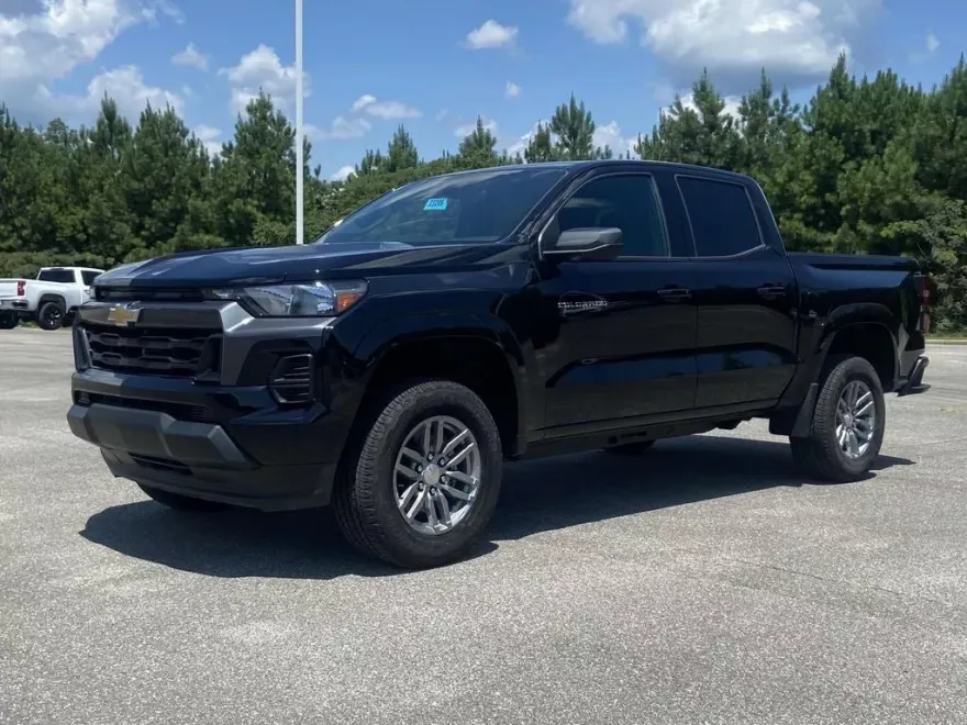 2025 Chevrolet Colorado Work Truck LT photo 1