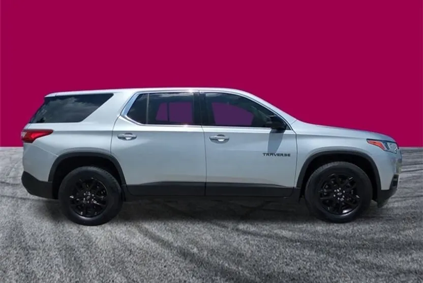 2021 Chevrolet Traverse LS photo 1