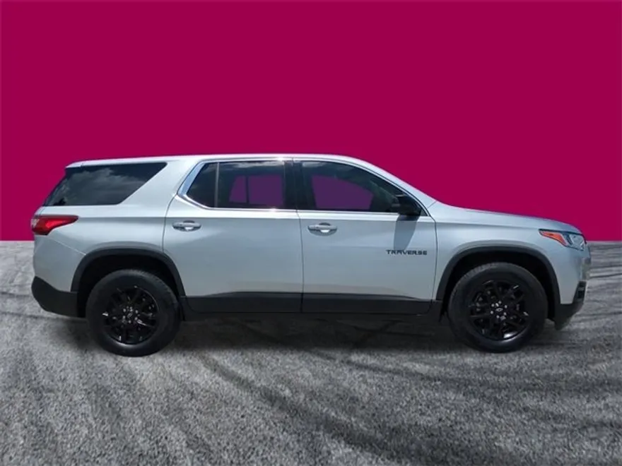 2021 Chevrolet Traverse LS photo 1