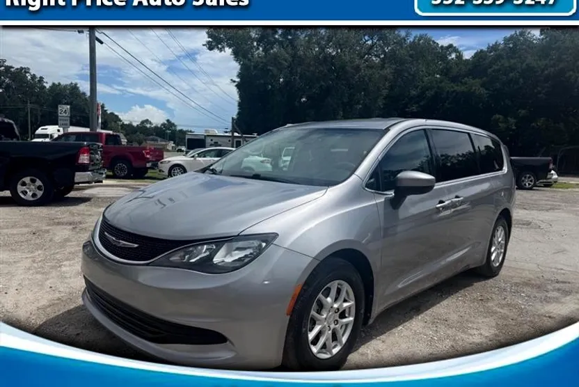 2017 Chrysler Pacifica Touring photo 1