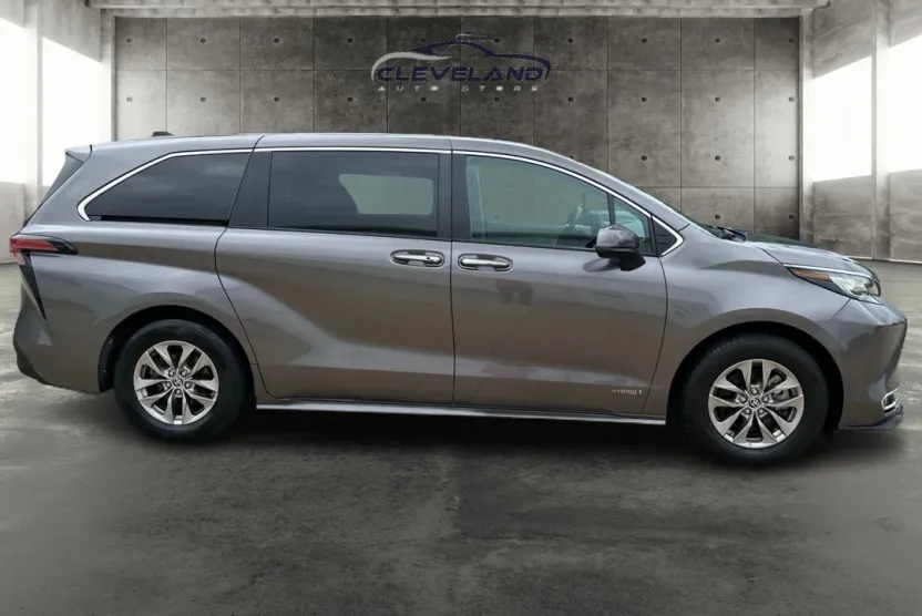 2021 Toyota Sienna XLE photo 1
