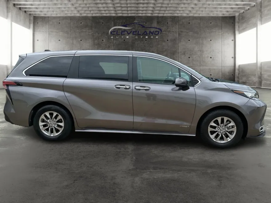 2021 Toyota Sienna XLE photo 1