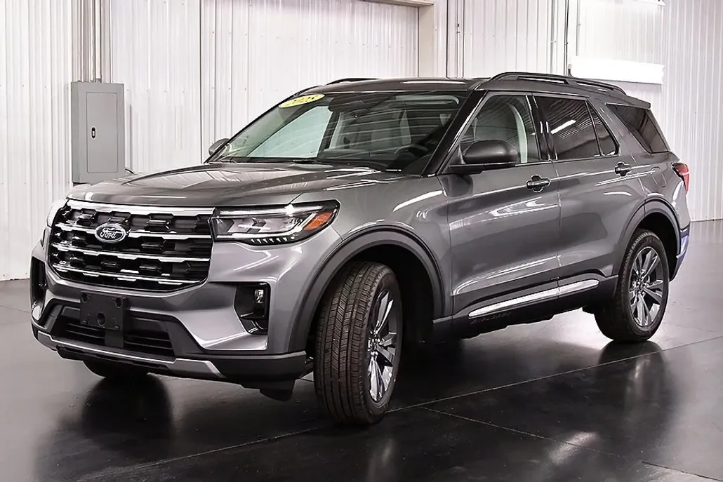 2025 Ford Explorer photo 1