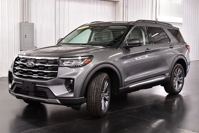 2025 Ford Explorer photo 1