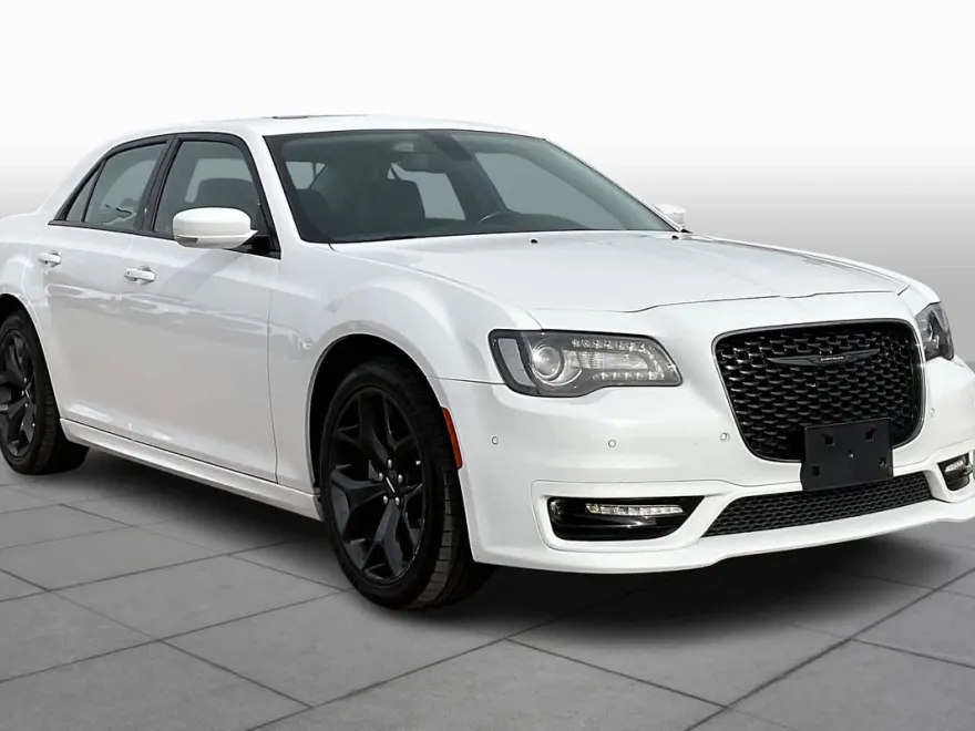 2022 Chrysler 300 Touring L photo 1