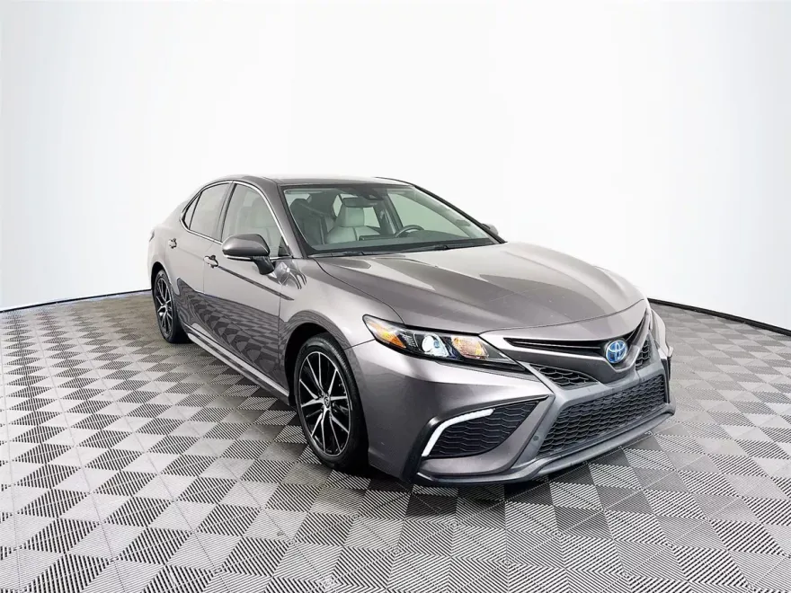 2022 Toyota Camry Hybrid SE photo 1