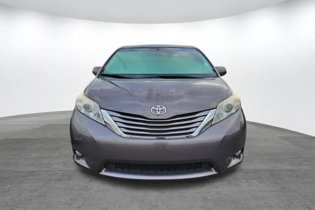 2015 Toyota Sienna XLE photo 1