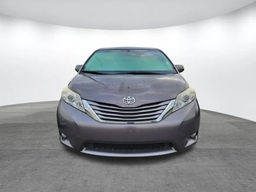 2015 Toyota Sienna XLE photo 1