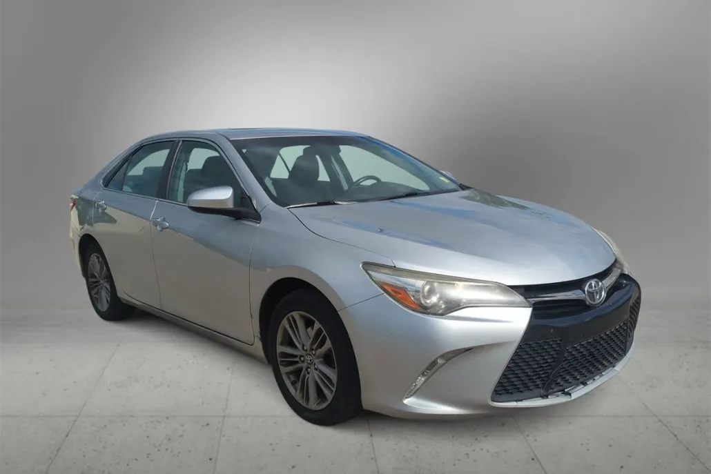 2017 Toyota Camry SE photo 1