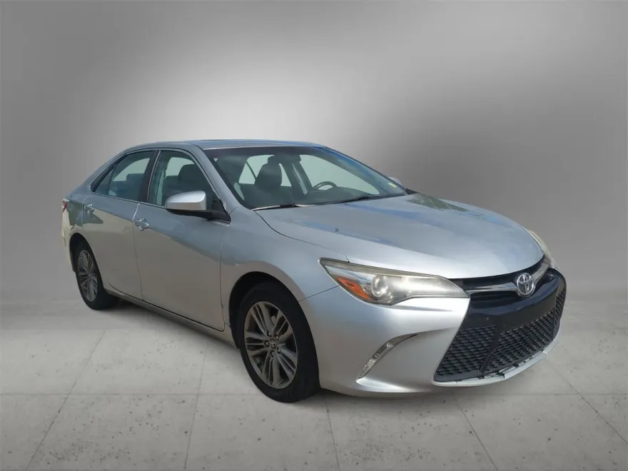 2017 Toyota Camry SE photo 1