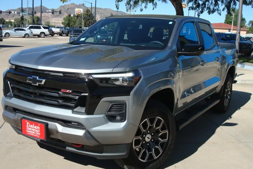 2024 Chevrolet Colorado Z71 photo 1