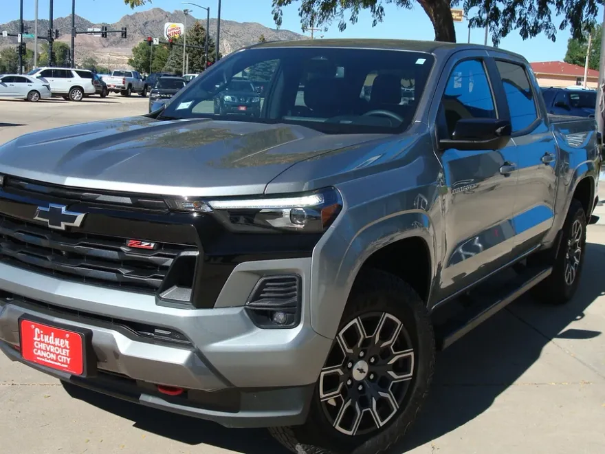 2024 Chevrolet Colorado Z71 photo 1