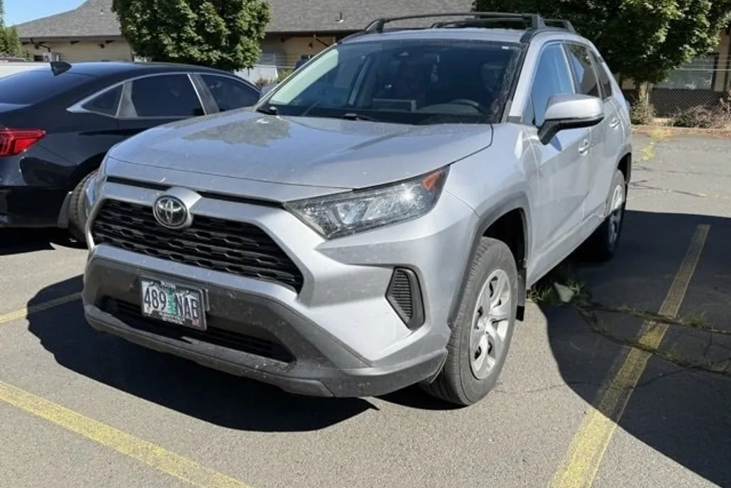 2021 Toyota RAV4 LE photo 1