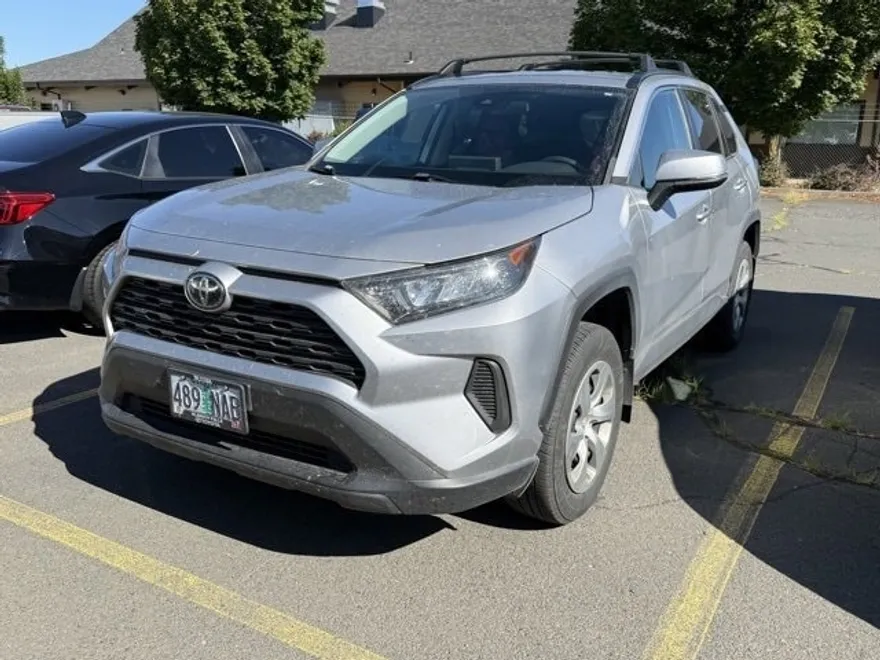 2021 Toyota RAV4 LE photo 1