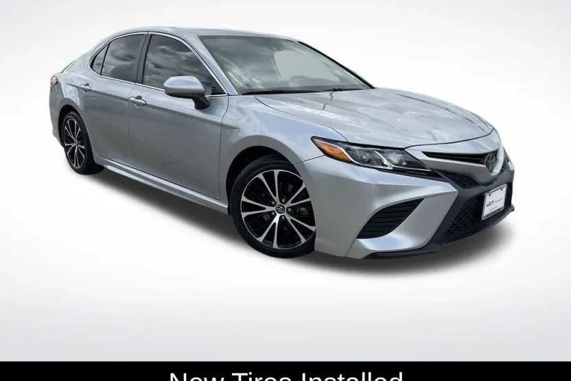 2020 Toyota Camry SE photo 1