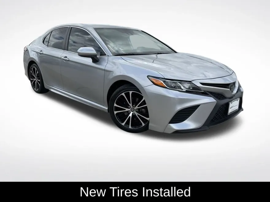 2020 Toyota Camry SE photo 1