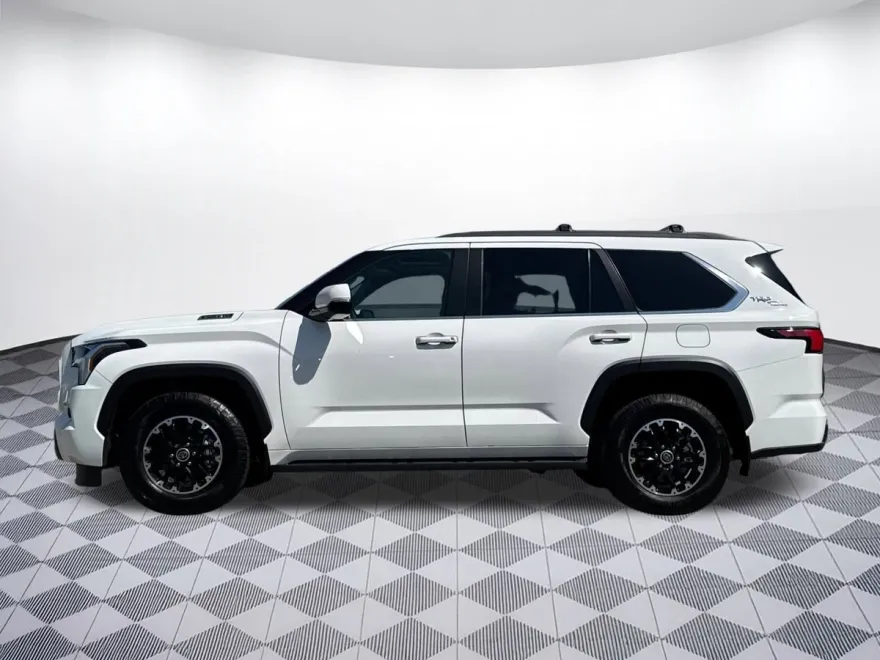 2024 Toyota Sequoia SR5 photo 1