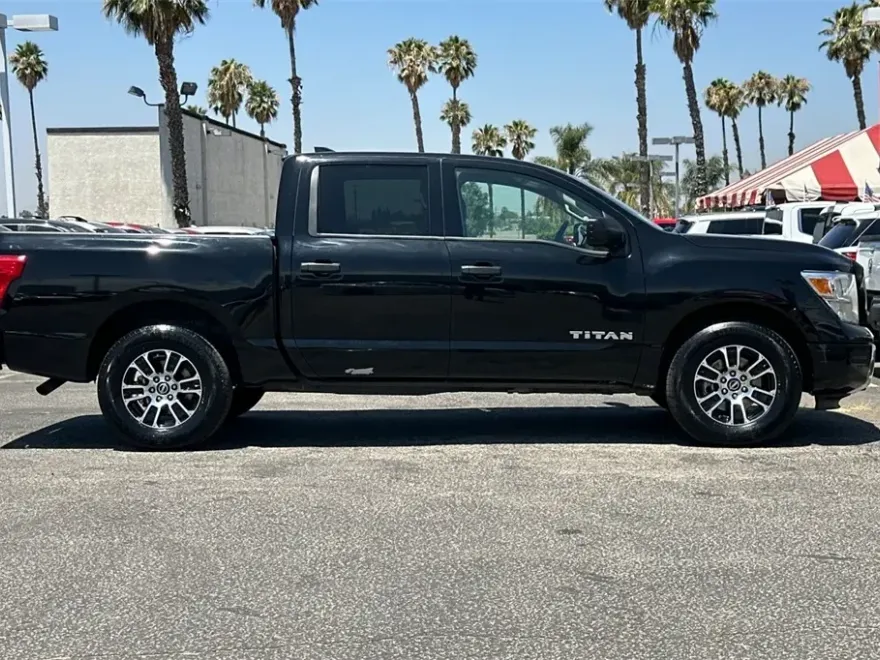 2023 Nissan Titan SV photo 1