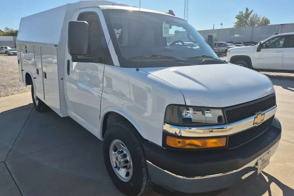 2025 Chevrolet Express 3500 Cutaway Van photo 1