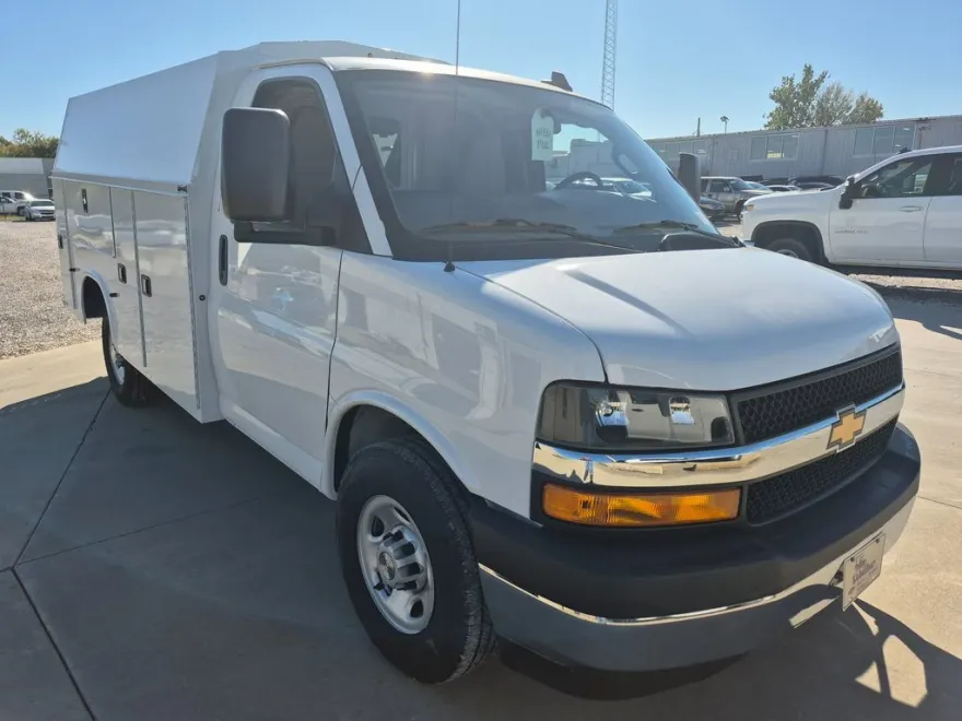 2025 Chevrolet Express 3500 Cutaway Van photo 1