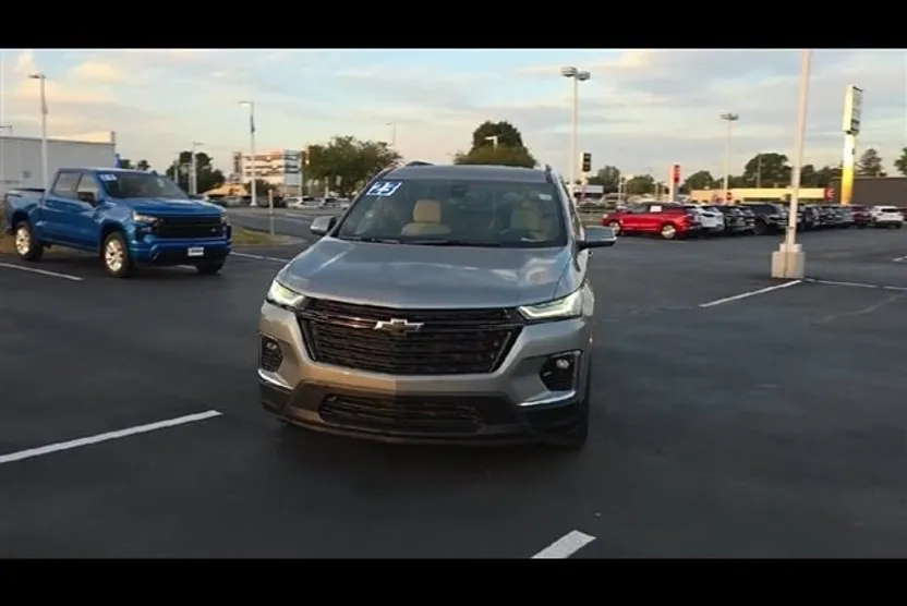 2023 Chevrolet Traverse LS photo 1