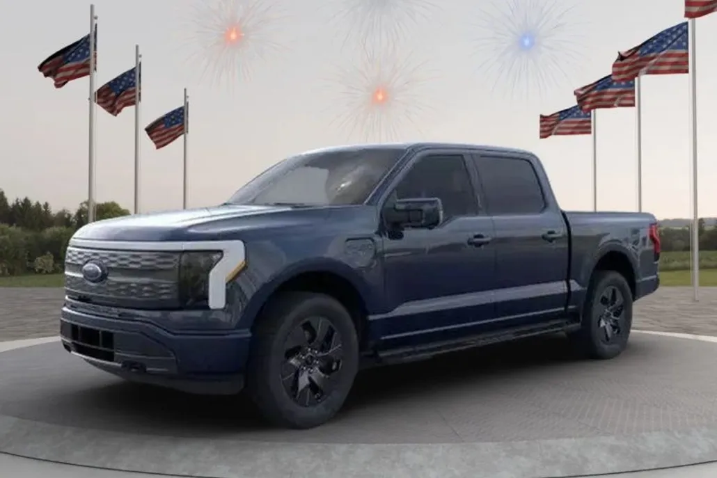 2023 Ford F-150 Lightning Lariat photo 1