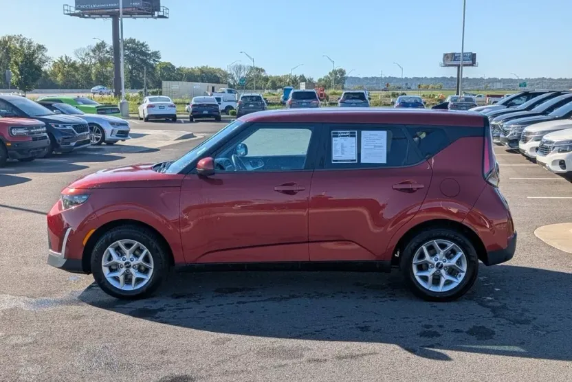 2023 Kia Soul LX photo 1