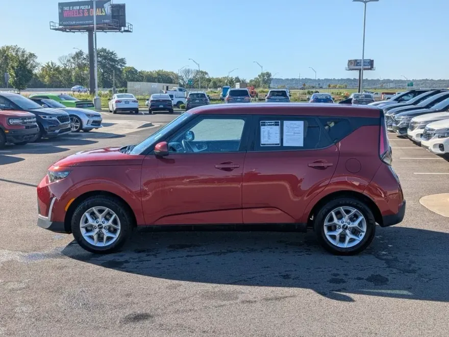 2023 Kia Soul LX photo 1